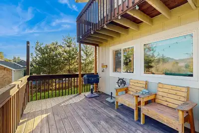 Image de Dog-friendly home near the beach with large deck, yard & washer&dryer