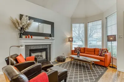 Image de Modern home 3 blocks from beach with private hot tub & cozy fireplace