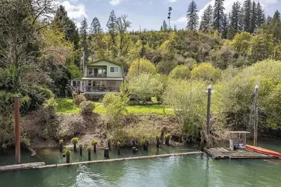 Image de Charming home on the Siuslaw River with private dock, fire pit, WiFi, & W&D