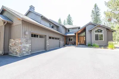 Image de 5 bedroom home with private hot tub, shared pool and gourmet kitchen