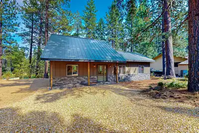 Image de Beautiful riverfront home with private dock, fireplace, WiFi, and patio