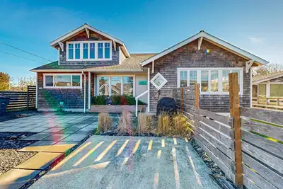 Image de Spacious home with arcade games, ping pong and foosball tables, close to beach