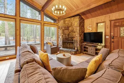 Image de Comfortable remodeled cabin with entertainment & shared pool - 6 Sharc passes