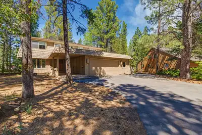 Image de Spacious dog-friendly home with a game room, private hot tub, & Sharc access