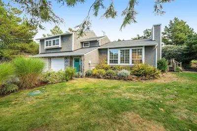 Image de Newly updated, dog-friendly house near the beach with hot tub & grill