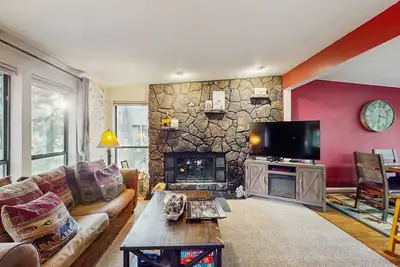 Image de Family friendly home with private hot tub, pool table, ping pong & Sharc amenities
