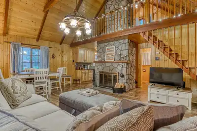 Image de Charming, riverfront cabin with fireplace - dog-friendly