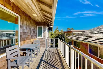 Image de Oceanfront house with large great room, jetted bathtub, WiFi, & fireplace