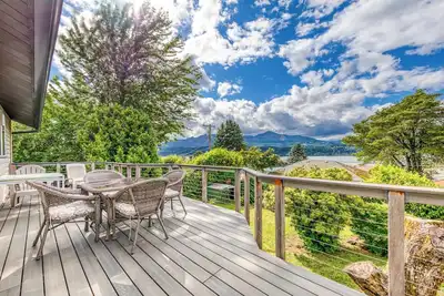 Image de Magnificent Dog-Friendly Home with Lake & Mountain Views from the Large Deck