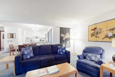 Image de Delightful escape near downtown with shared pool & hot tub, rec room, & large deck