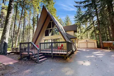 Image de Dog-friendly, A-frame cabin with private hot tub - tranquil setting near skiing