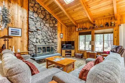 Image de Dog-Friendly Home with Private Hot Tub & Patio - Sharc Passes to Pools & Tennis
