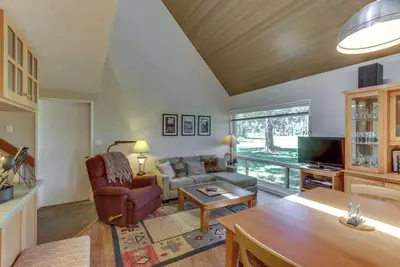 Image de Dog-friendly condo with 6 Sharc passes & great golf course views