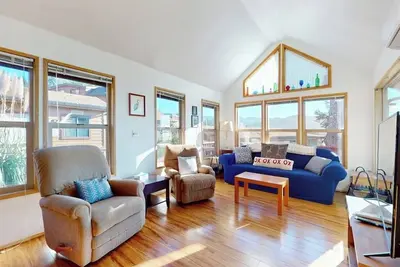 Image de Dog-friendly cabin withprivate hot tub, large deck & beautiful ocean mountain view