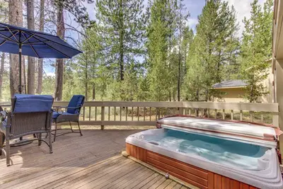 Image de Large home with private hot tub, shared pool, & Sharc passes - dogs welcome
