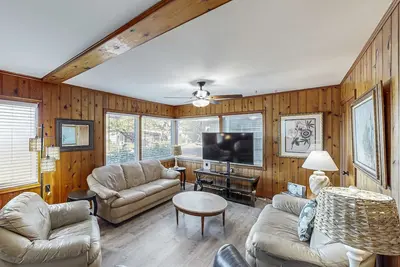 Image de Spacious family friendly home, one block to the beach, with WiFi and game room