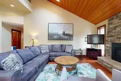 Image de Stunning Retreat with Huge Hot Tub & Deck - 10 Sharc Passes, 2 Master Suites