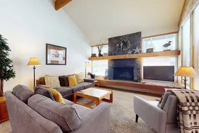 Image de Open & modern condo with pool, hot tub, fireplace & W&D