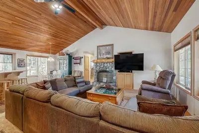 Image de Resort home in great Sunriver location with Sharc passes, private hot tub, pools