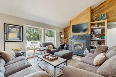 Image de Comfortable Family Home with Private Hot Tub & Sharc Passes