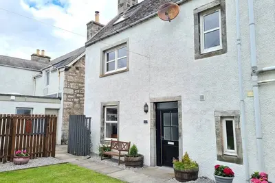 Image de The Old Library is a stylishly decorated 3-bedroom property located in the heart of Brora. Combining comfort and contemporary style throughout, it offers a welcoming space that is perfect for relaxing, exploring, or simply enjoying time together.