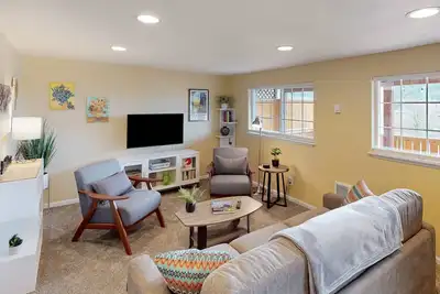 Image de Dog-friendly lower level of duplex w/ enclosed deck, washer/dryer, mountain view