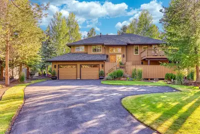 Image de Lovely home with pool, hot tub, sauna, balcony, & washer/dryer