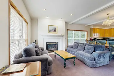 Image de Large home 1 block from the beach with ocean view, game room, fireplace & WiFi