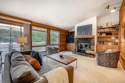 Image de Sunny sanctuary with pool, hot tub, sauna, grill, fireplace, W&D, and New Ac!