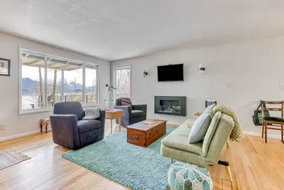 Image de Modern, river-view home with 2 decks, Ping-Pong, fireplace & washer/dryer