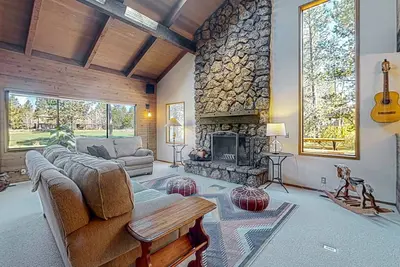 Image de Two-story dog-friendly home with a fireplace, private hot tub, & Sharc passes