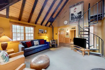 Image de Cabin-style home with hot tub, Sharc passes, central location near skiing & golf