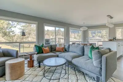 Image de Mountain-view condo on the golf course with WiFi, private W/D & gas grill