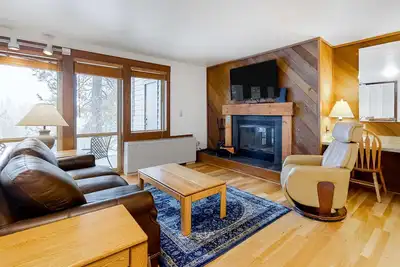 Image de Mountain view condo with a fireplace, WiFi, partial Ac, shared hot tub & pool