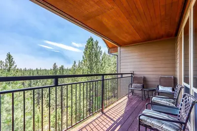 Image de Third-floor retreat with treetop views, Ac, pools, hot tubs, & sports courts
