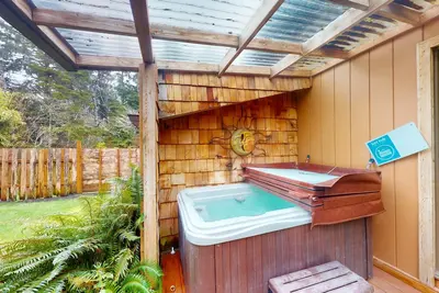 Image de Dog-friendly, mid-century home withhot tub close to beach