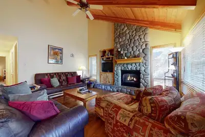 Image de Sunriver home with WiFi, fireplace, private hot tub, & Sharc passes - dogs ok