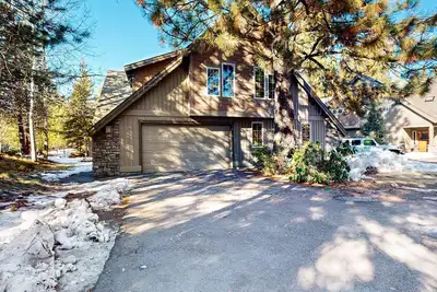 Image de Comfortable townhome with private hot tub & shared pool - Sharc passes included