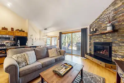 Image de Bright, Modern Home with Private Hot Tub - Central Location, Free Sharc Access