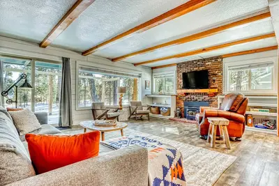 Image de Quaint, riverfront home with woodstove, patio, deck, board games & washer&dryer