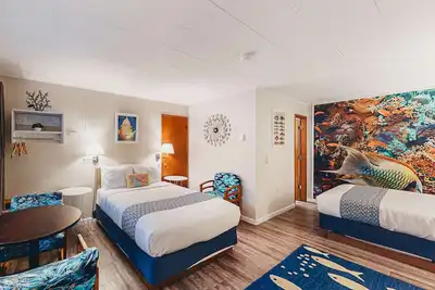 Image de Retro beach experience with fast WiFI - walk to downtown shops & eateries