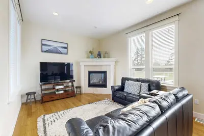 Image de Dog-friendly and golf course-adjacent home with gas fireplace and deck