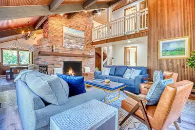 Image de Airy house with Sharc passes, hot tub, game room, fireplace, central Ac & bikes