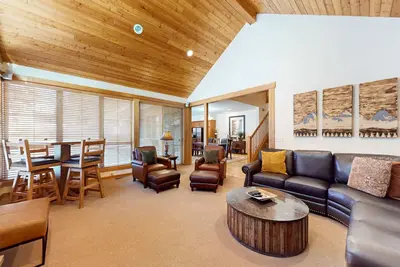 Image de Gorgeous home with Sharc amenities, private hot tub, WiFi, A/C, fireplace