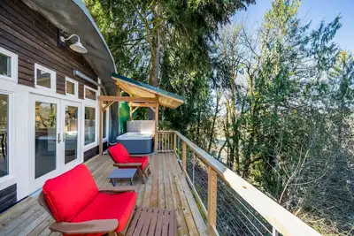 Image de Unique, Dog-Friendly, Riverfront Cottage w/ Free WiFi, Views, & Hot Tub