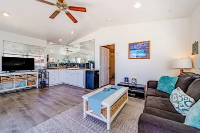 Image de Enchanting home with full kitchen, balcony, fireplace, & washer/dryer