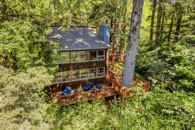 Image de Classic woodland home with gorgeous setting, great deck - 2 dogs Ok