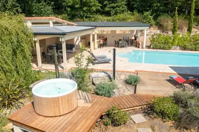Image de Villa française avec piscine et salle de jeux