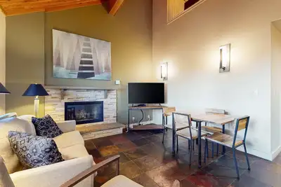 Image de Cozy condo with loft & fireplace, Ac, shared hot tubs, pools, fitness center
