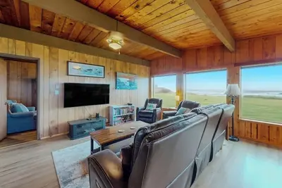 Image de Oceanfront, Dog-Friendly Home with Fireplace, Ocean View, Beach Access & WiFi